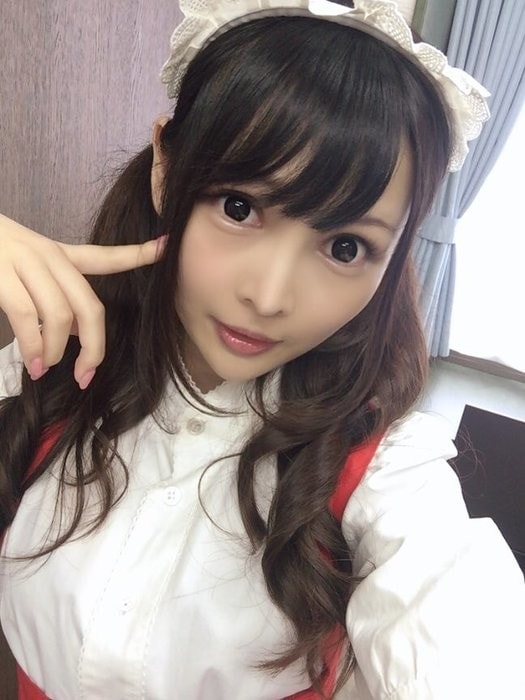 メイド服で優しく微笑む自撮りの跡美しゅりVR